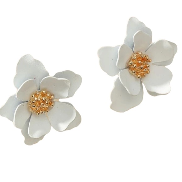 •White Flower Design Stud Earrings• - Picture 2 of 3
